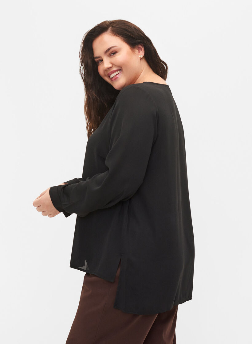 Ensfarget skjorte med V-hals, Black, Model image number 2