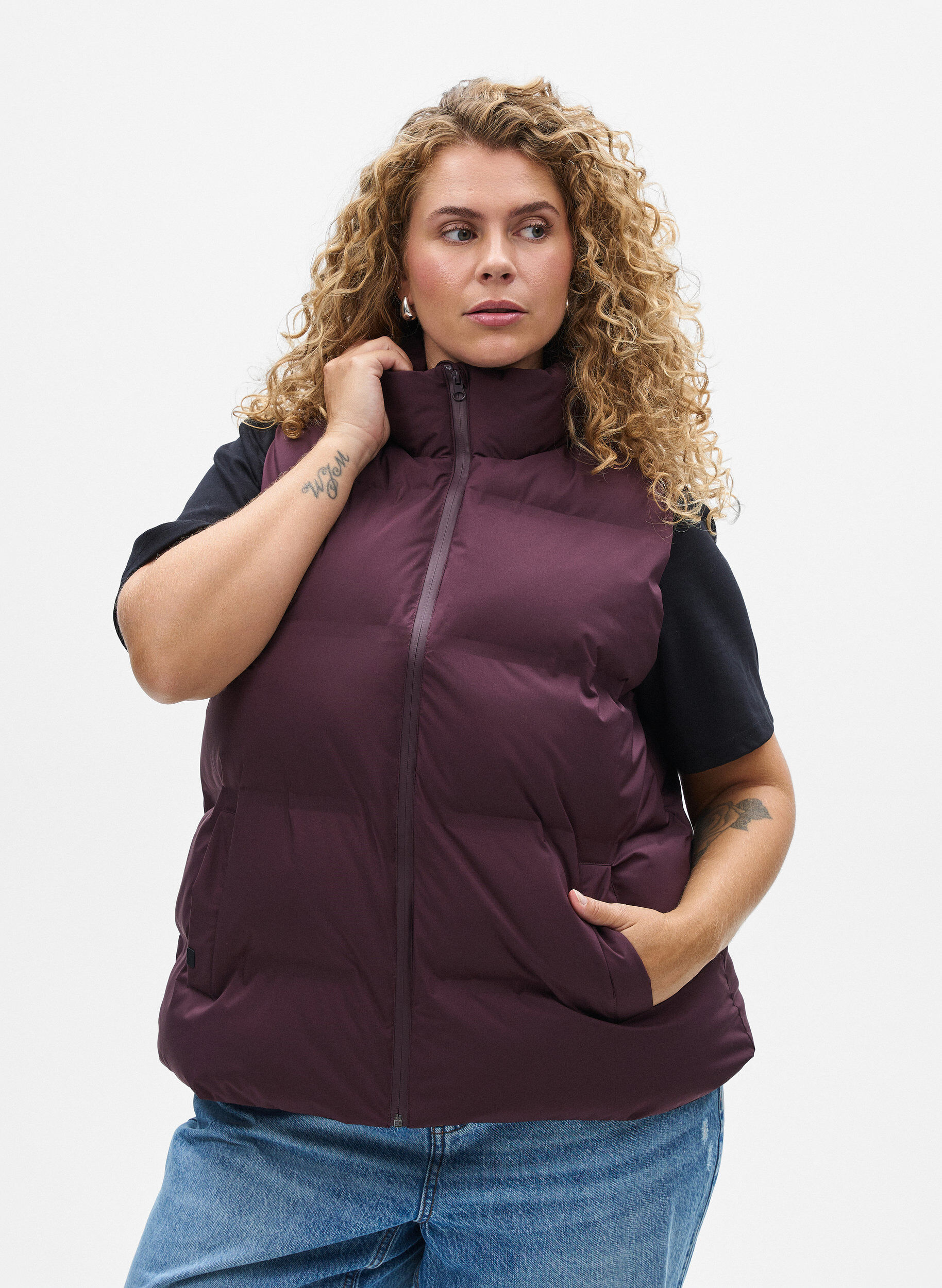 Kort puffvest med h&oslash;y krage, M&oslash;rk Bordeaux, Model