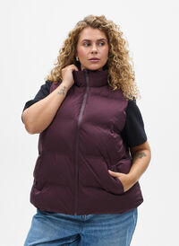 Kort puffvest med høy krage, Mørk Bordeaux Kort puffvest med høy krage, Mørk Bordeaux, Model