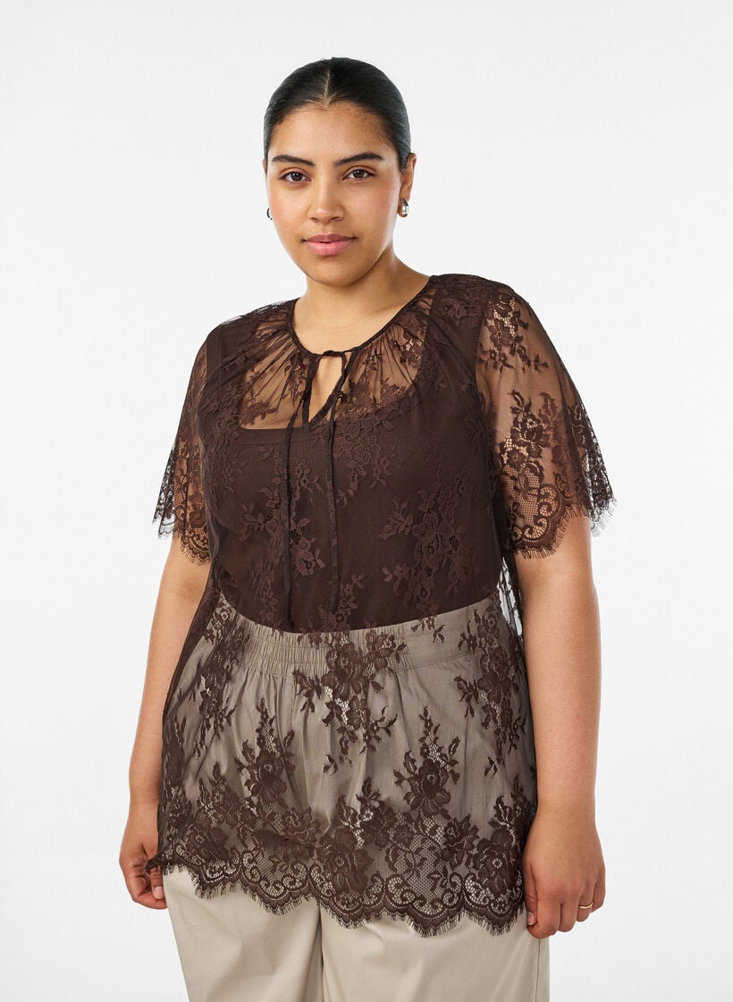 Kortermet bluse med blonder og knyting, Brun, Model image number 0