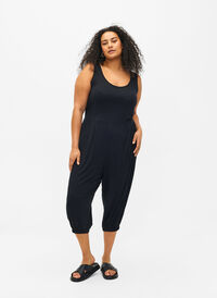 Ermeløs jumpsuit med lommer, Black, Model