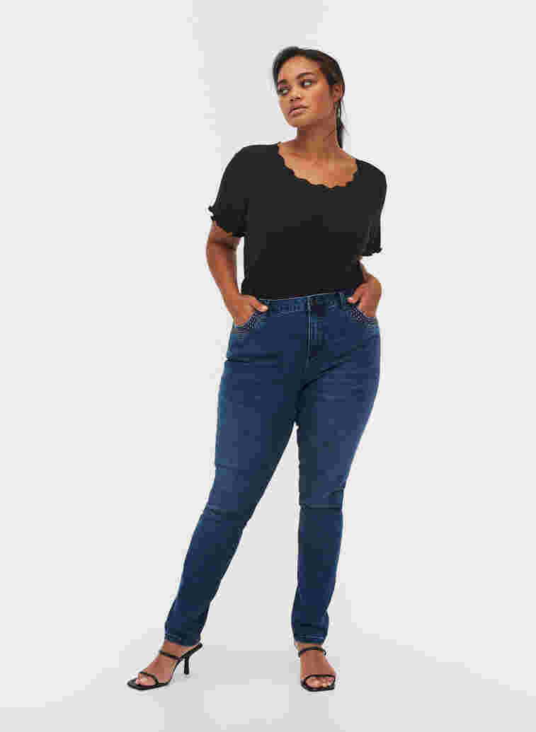 Nille jeans med høyt liv og nagler, Medium Blue denim, Model