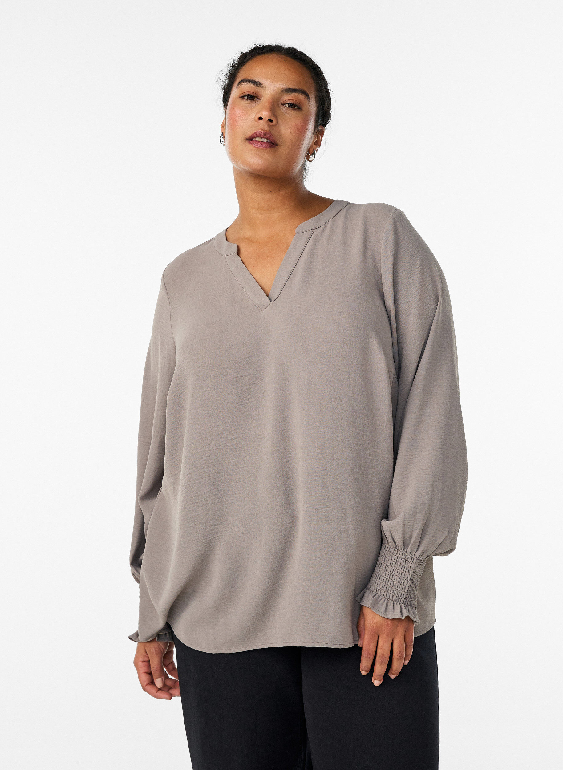 Bluse med smockmansjetter og V-hals, Beige, Model