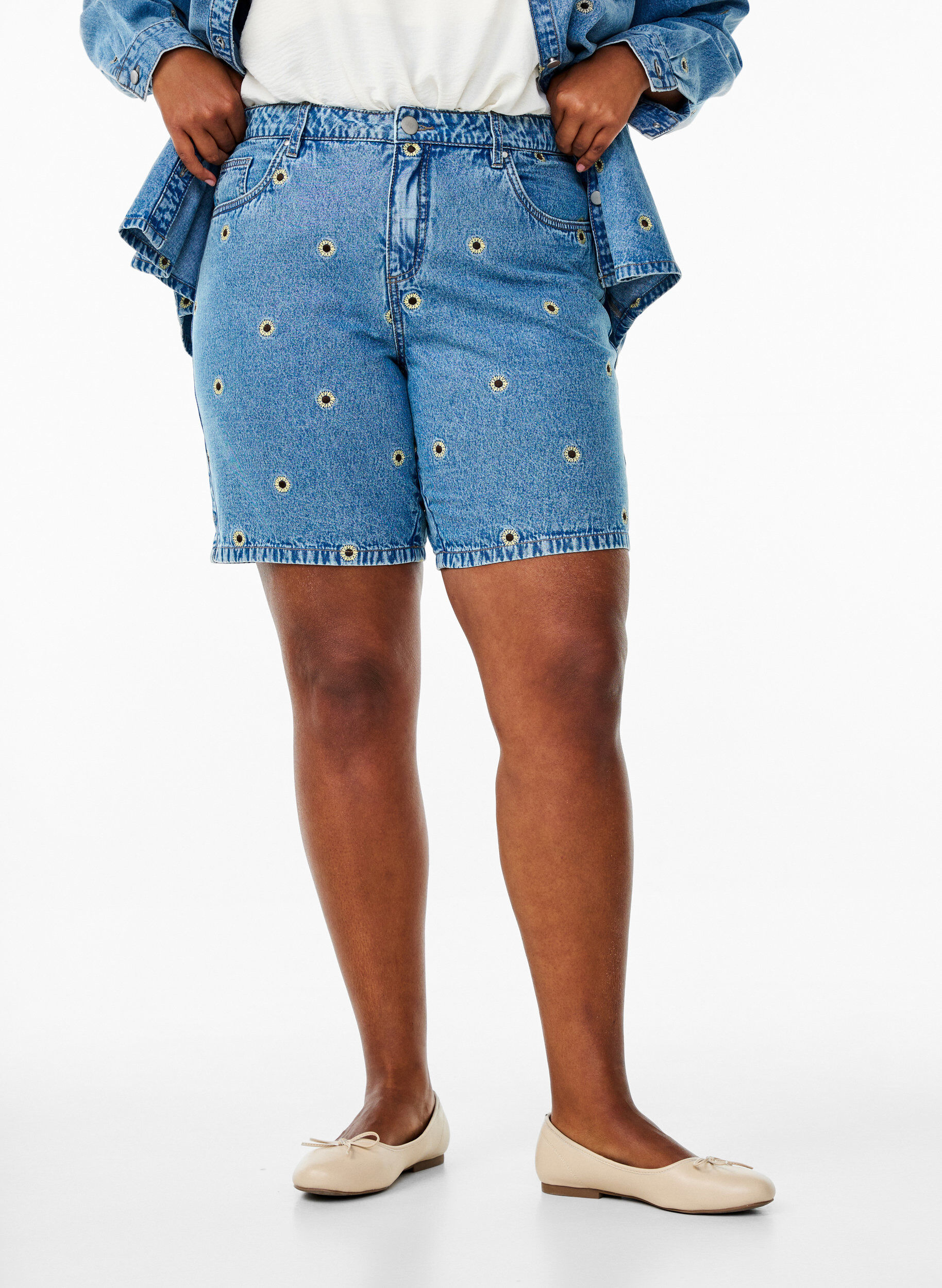 Zizzi Dongerishorts med broderte blomster, Bl&aring;, Model image number 2