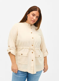Skjorte i linblanding med lommer, Sandshell, Model