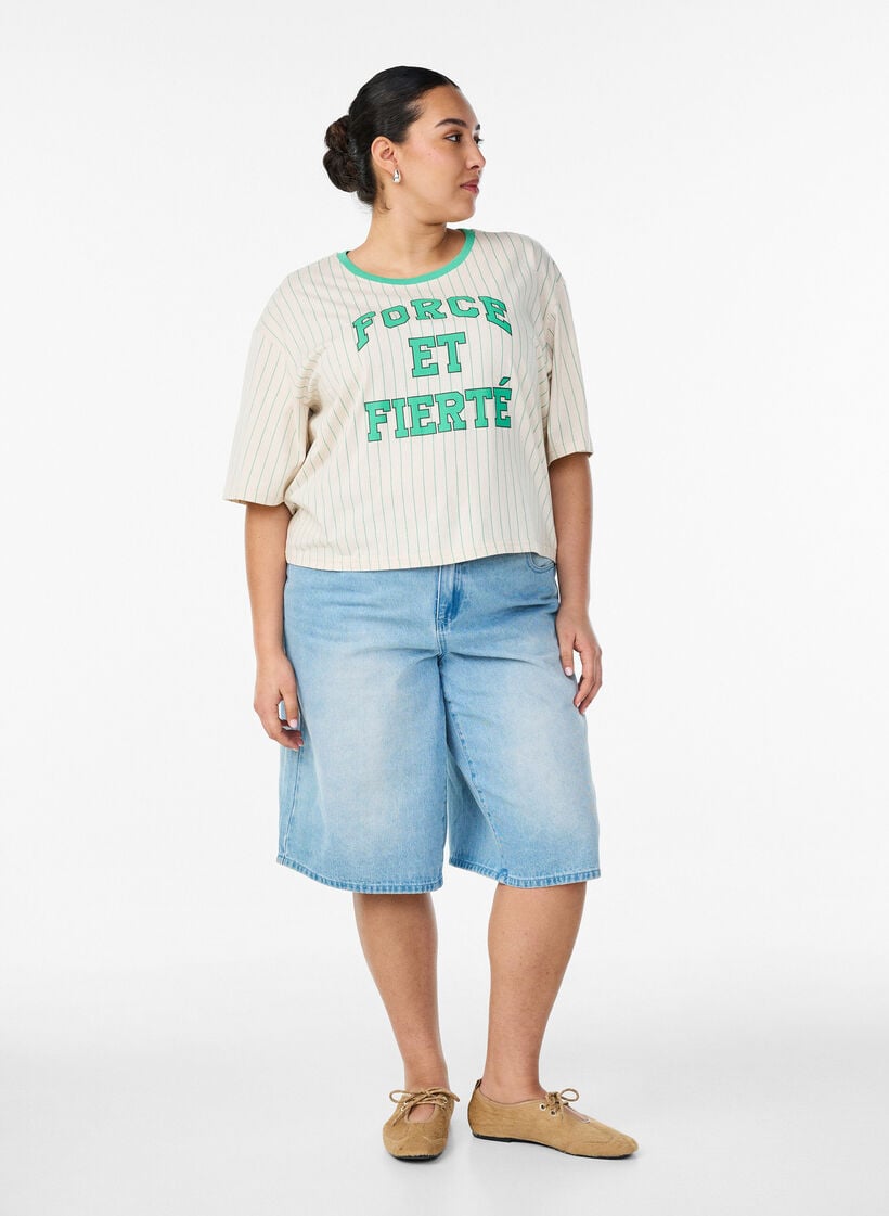 Boxy T-skjorte med striper og statement-trykk, Vanilje, Model image number 1