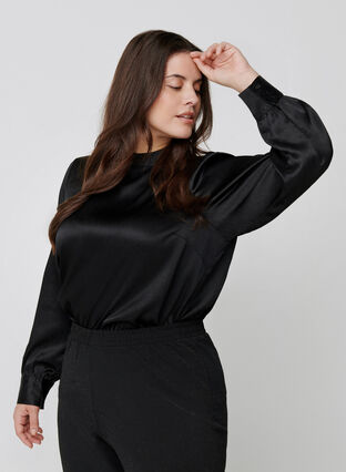Skinnende bluse med lange puffermer, Black, Model image number 0