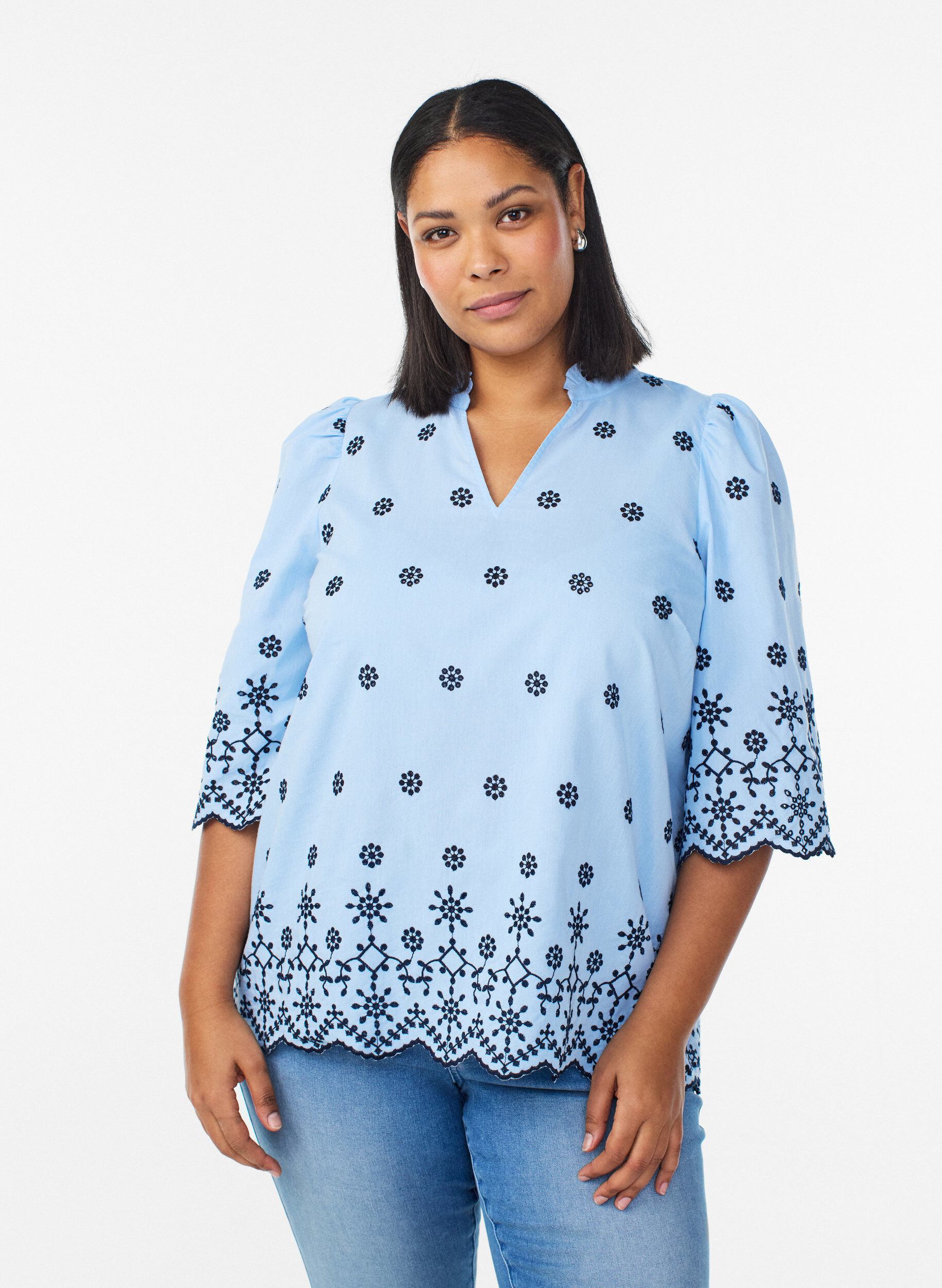 Zizzi Bluse med 3/4 ermer og brodert m&oslash;nster, Bl&aring;, Model image number 0