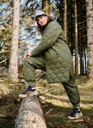 Zizzi Lang quiltet jakke med lommer og glidelås, Winter Moss, Image image number 1