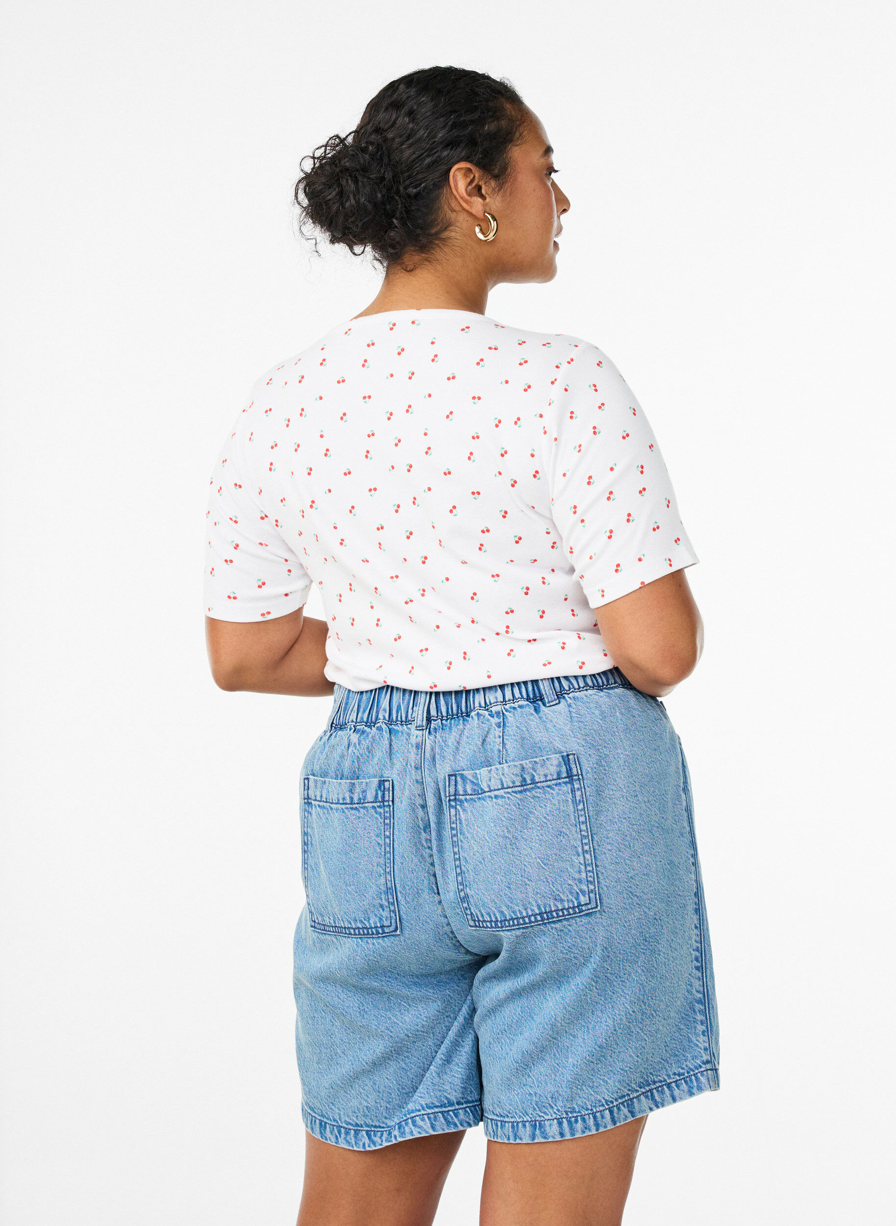 Zizzi L&oslash;se denimshorts med h&oslash;y midje, Bl&aring;, Model image number 2