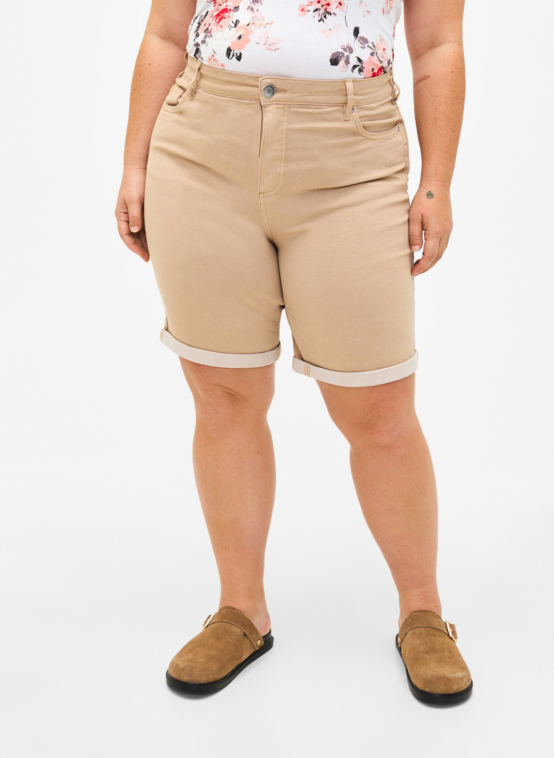Zizzi Tettsittende dongerishorts med h&oslash;y midje, Nomad, Model image number 2