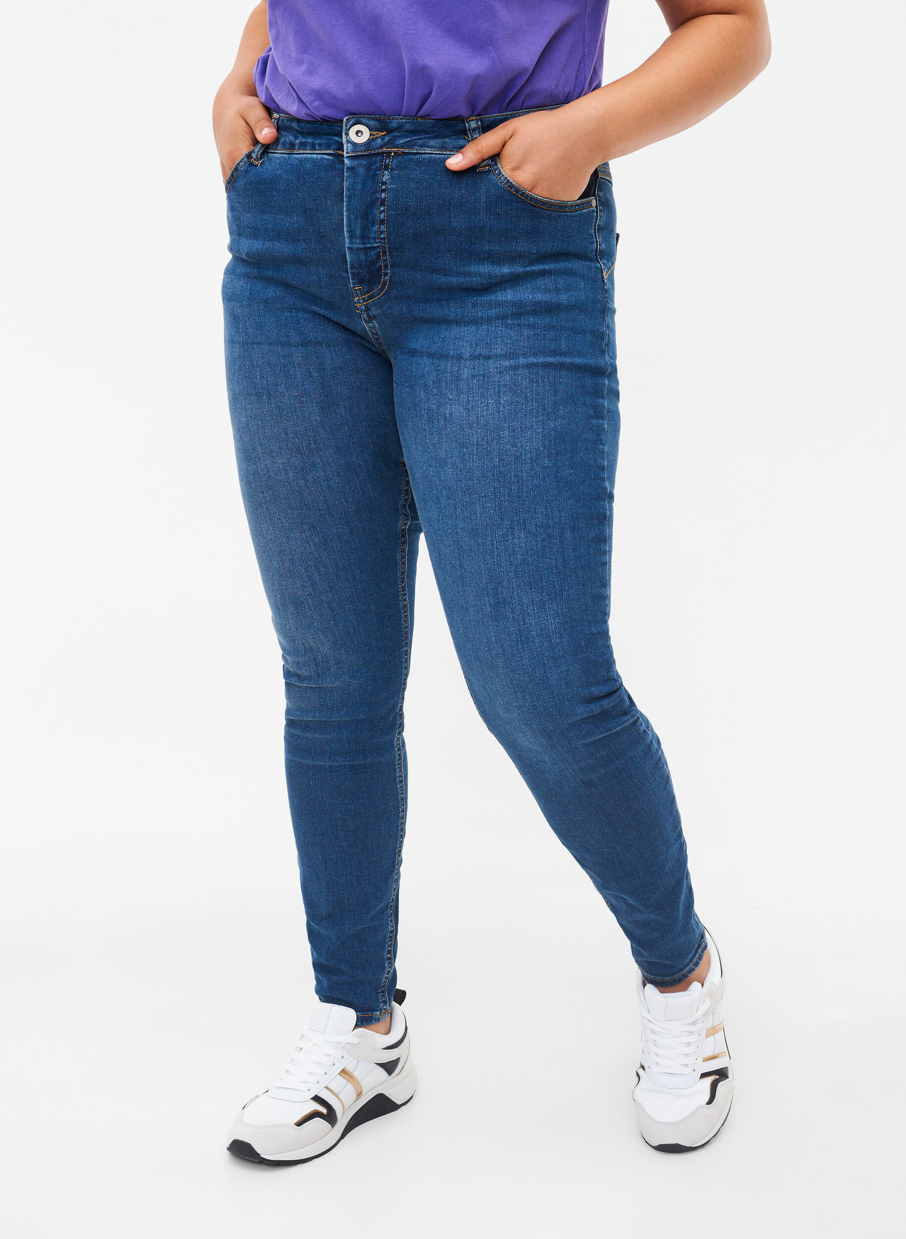 Zizzi Amy jeans med h&oslash;yt liv og push-up, Blue denim, Model image number 2