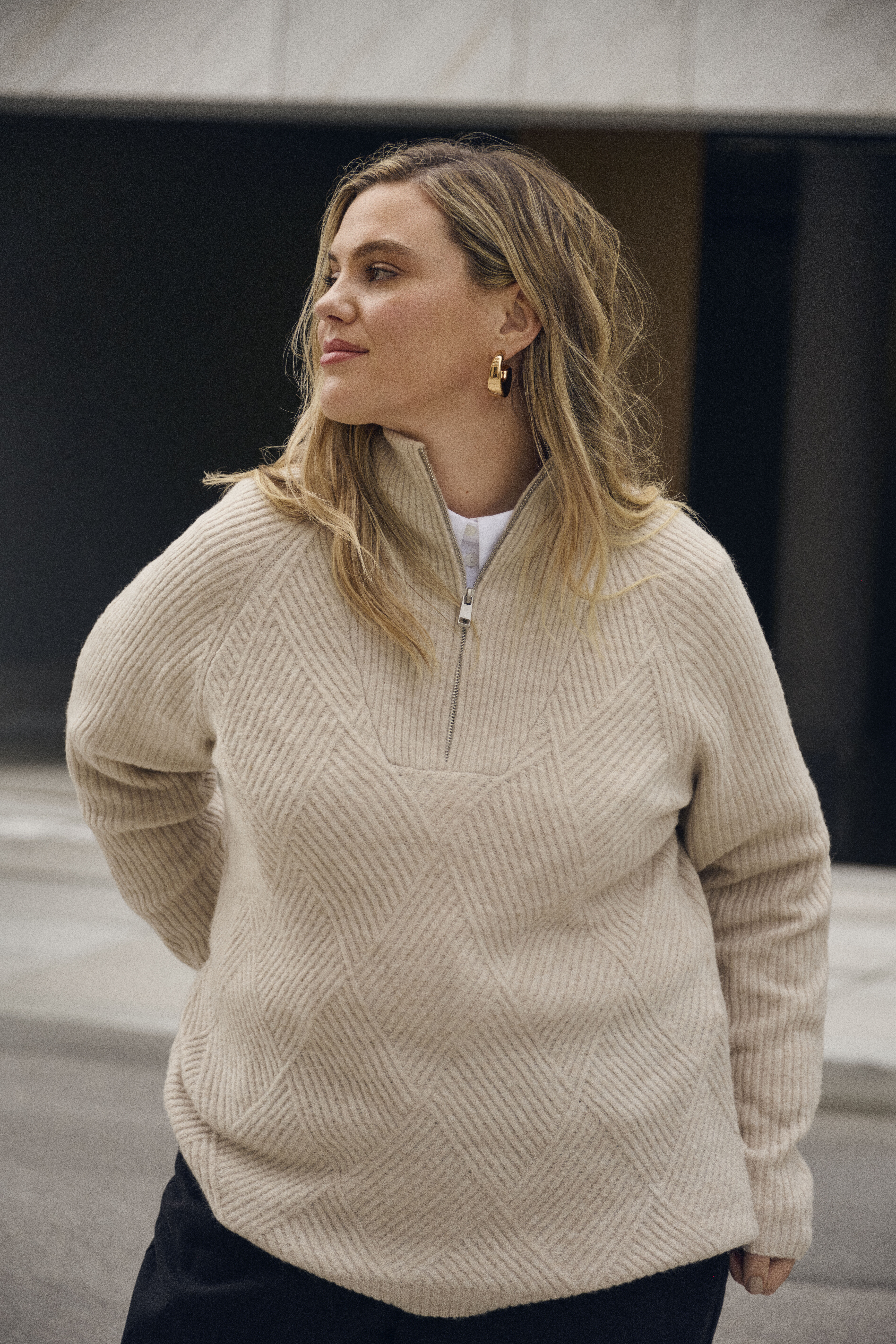 Beige strikkeplagg, , Model