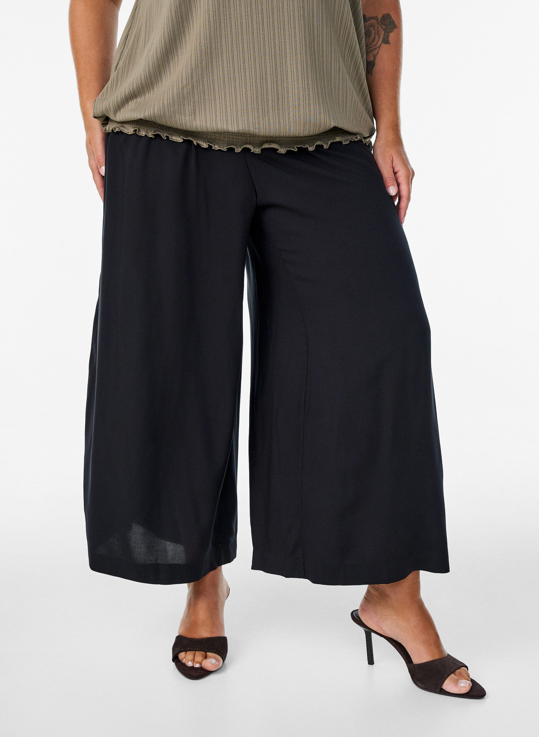 ZizziCulottes i viskose med h&oslash;y midje og vide ben, Svart, Model image number 2
