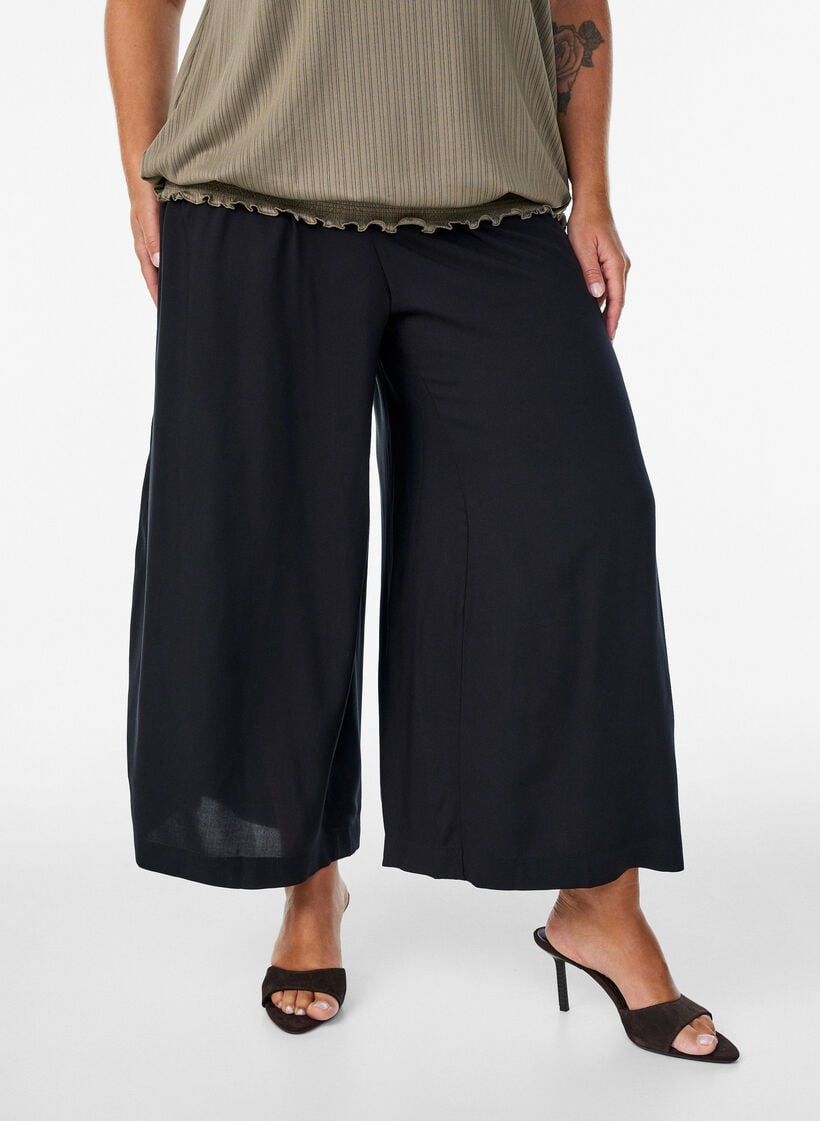 Culottes i viskose med h&oslash;y midje og vide ben, Svart, Model image number 2