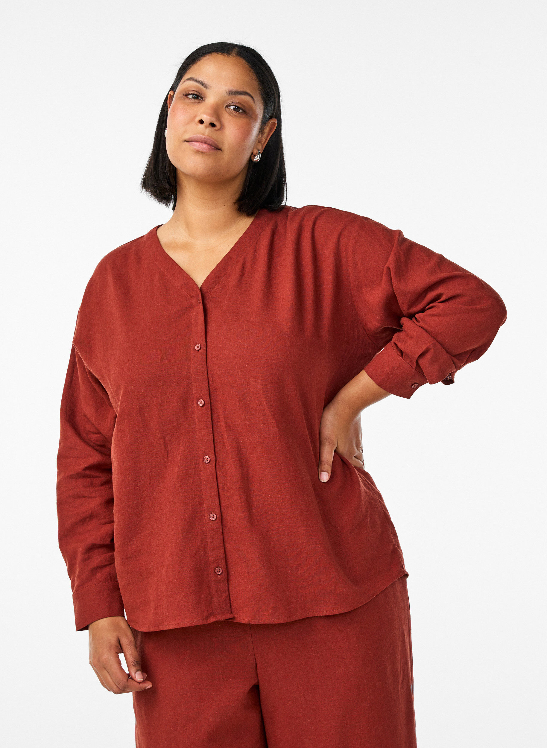 Bluse i lin og viskose med V-hals, R&oslash;d, Model