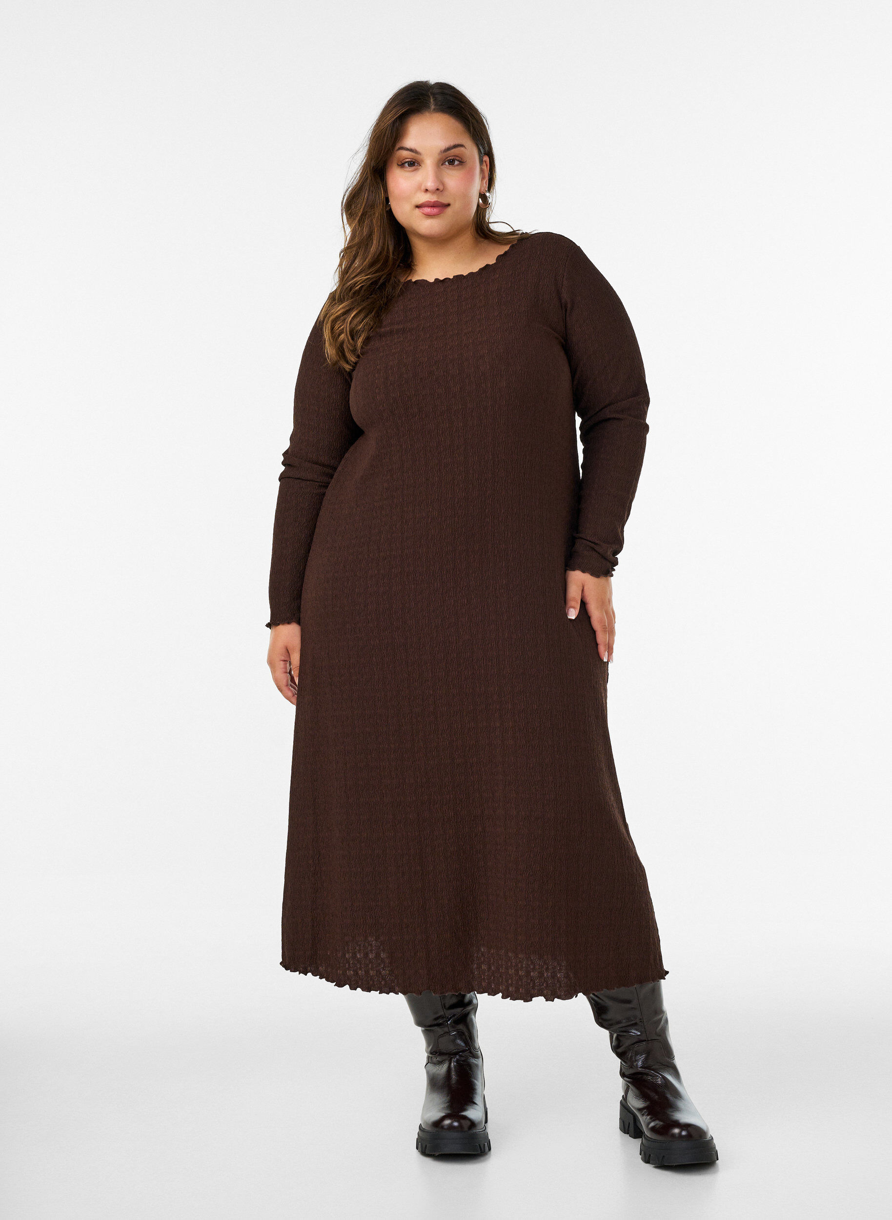 ZizziMidikjole med b&oslash;lget tekstur og lange ermer, Brun, Model image number 1