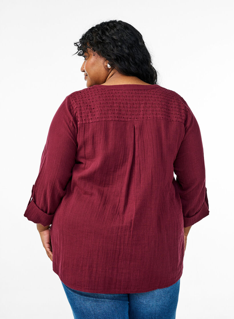Bluse i bomullsmuslin med broderi anglaise, Mørk Bordeaux, Model image number 2