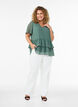 Bluse med V-hals og volanger, Gr&oslash;nn, Model image number 1