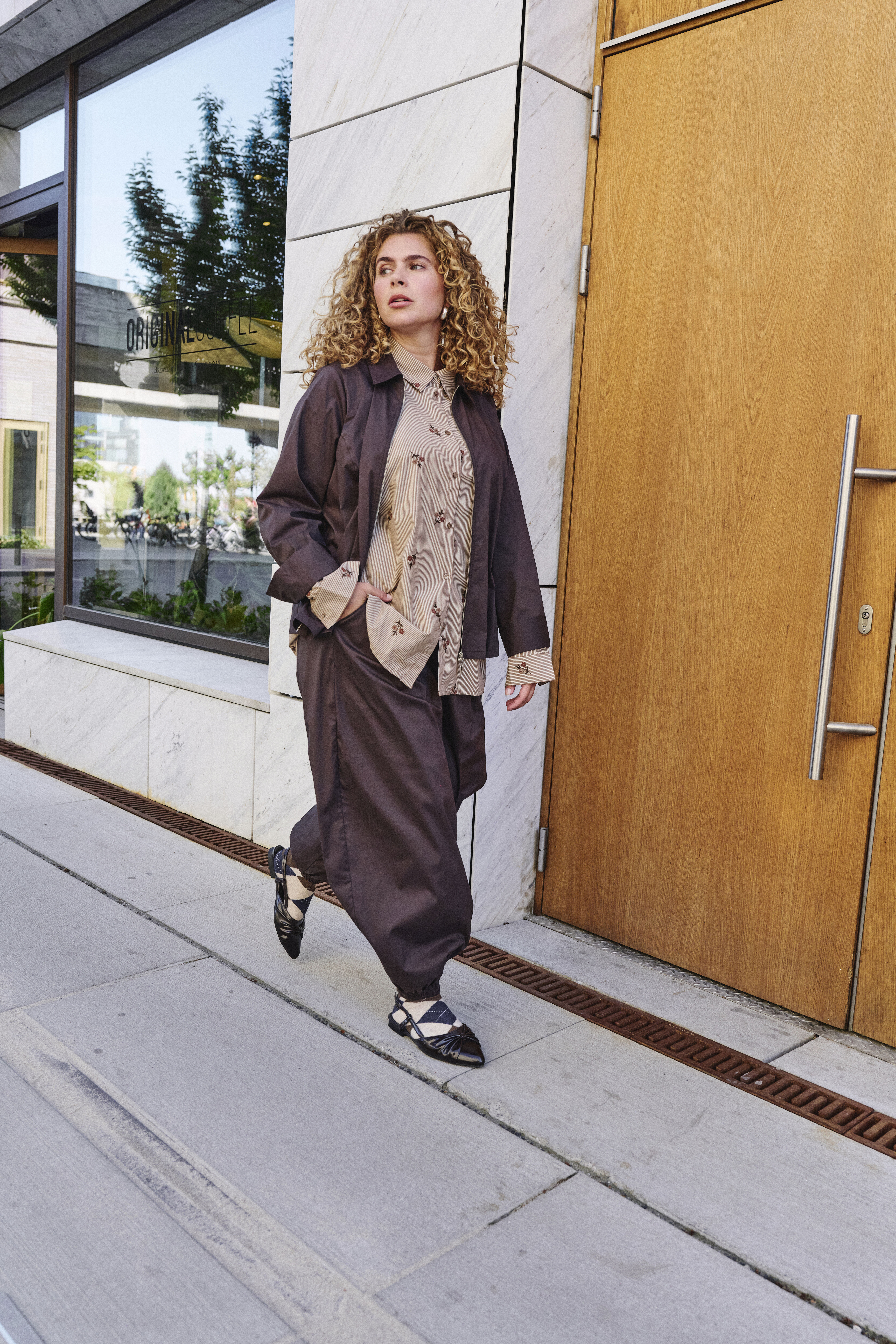 Avslappet eleganse i jordtoner, , Model