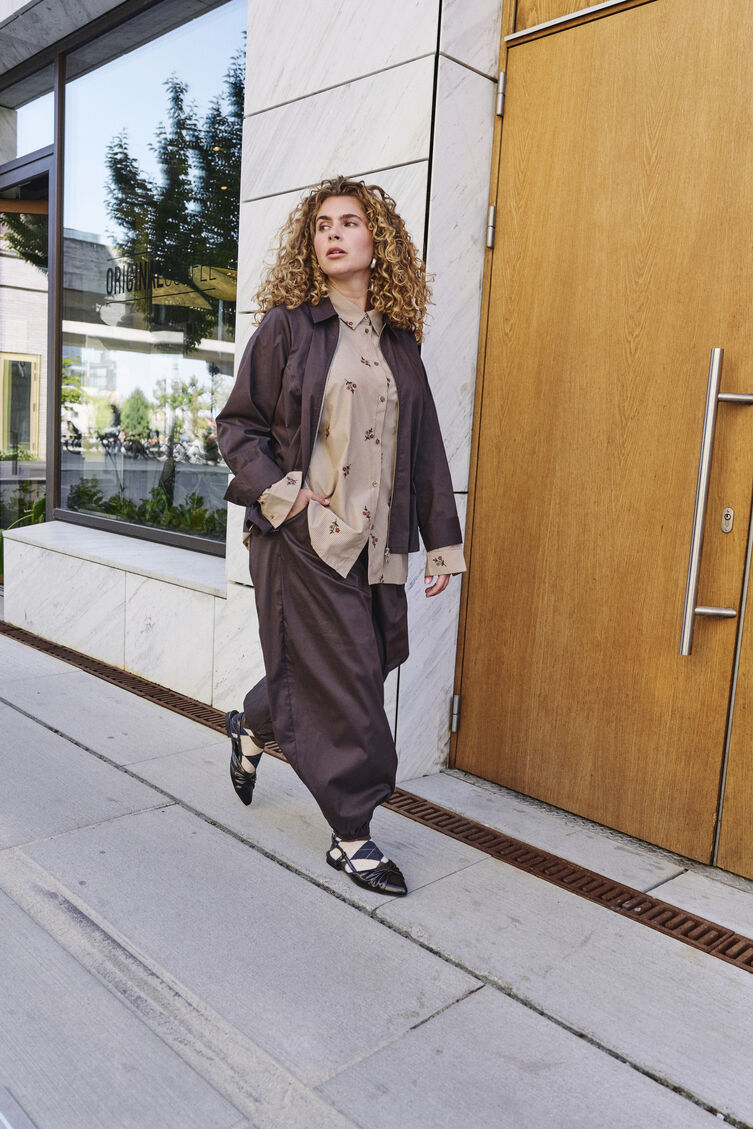 Avslappet eleganse i jordtoner, , Model