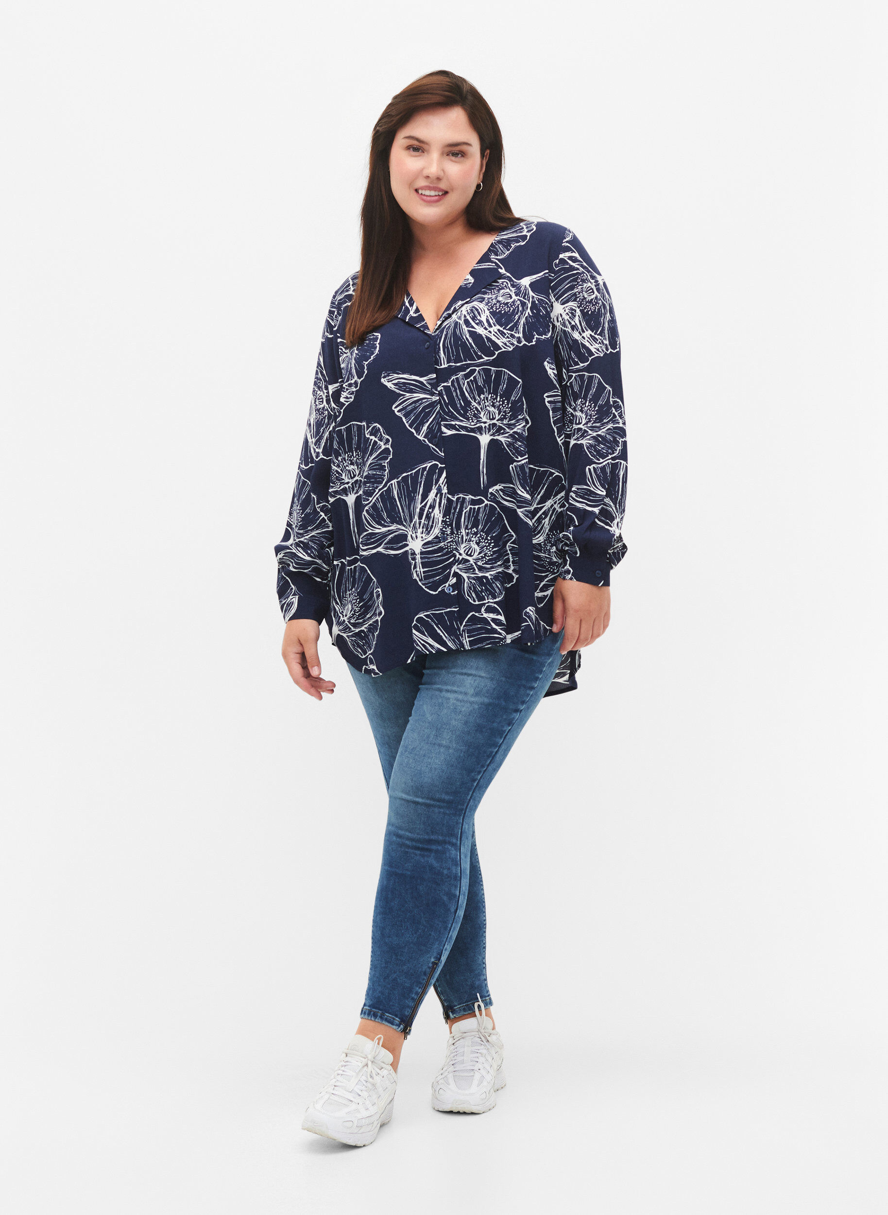 Zizzi Skjorte i viskose med blomstertrykk og lange ermer, Navy B./Big Fl.AOP, Model image number 2