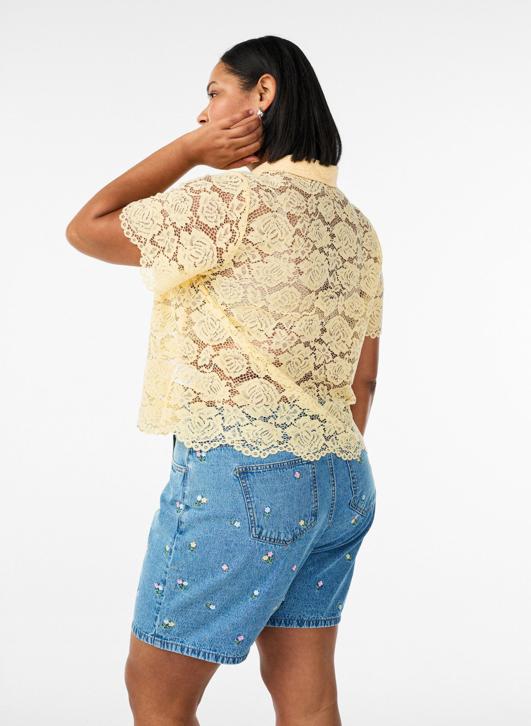 Zizzi Denimshorts med broderte blomster, Bl&aring;, Model image number 2