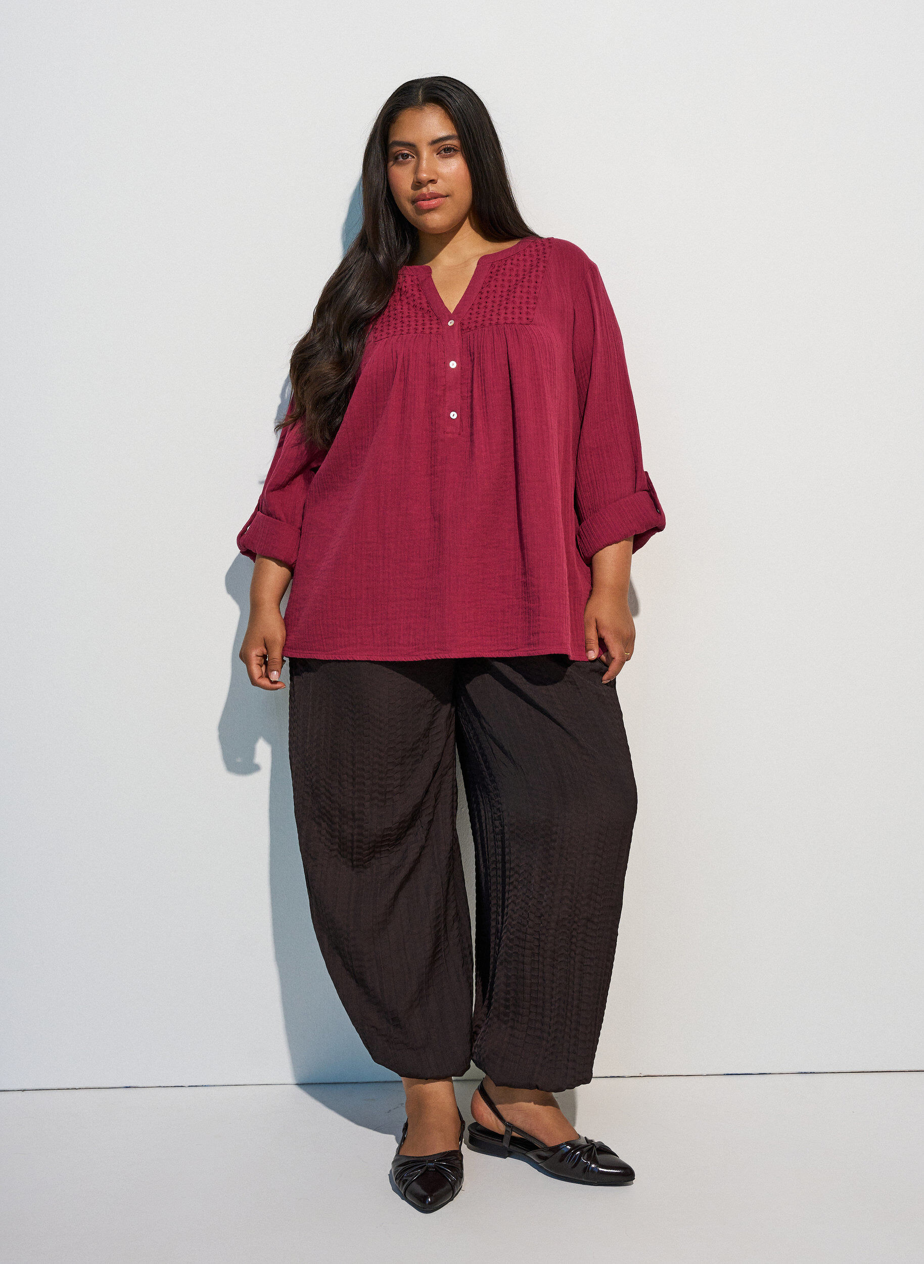ZizziBluse i bomullsmuslin med broderie anglaise, R&oslash;d, Model image number 1
