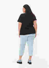 Cropped MIlle mom jeans med mønster, Light blue denim, Model