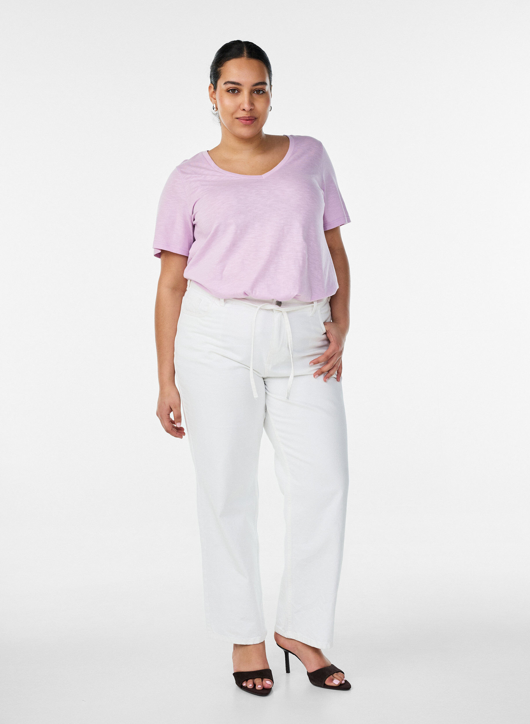 Zizzi Kortermet basic T-skjorte med V-hals, Lilla, Model image number 1