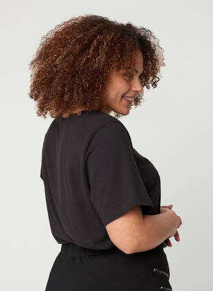 Kortermet T-skjorte i bomull med motiv, Black SIMPLY, Model image number 1