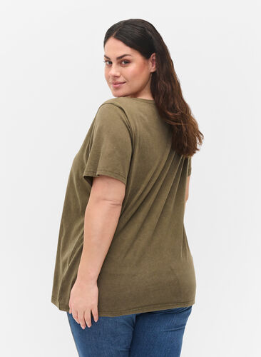Zizzi T-skjorte i bomull med acid wash og sten, Ivy Green Wash, Model image number 1