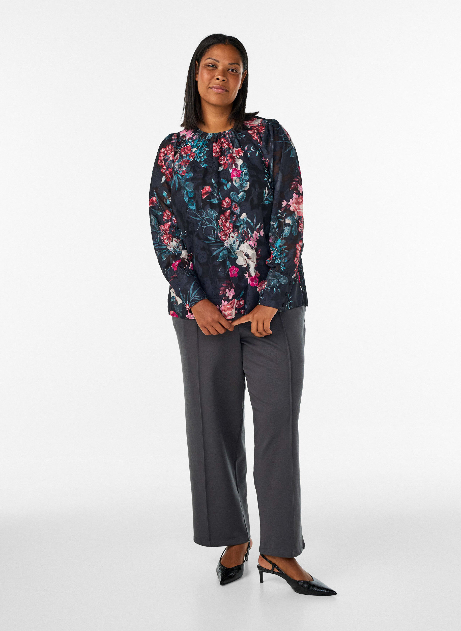 ZizziBluse med blomstertrykk og vevd tekstur, Svart, Model image number 1