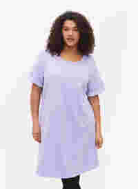 Kjole med korte ermer og splitt, Lavender, Model