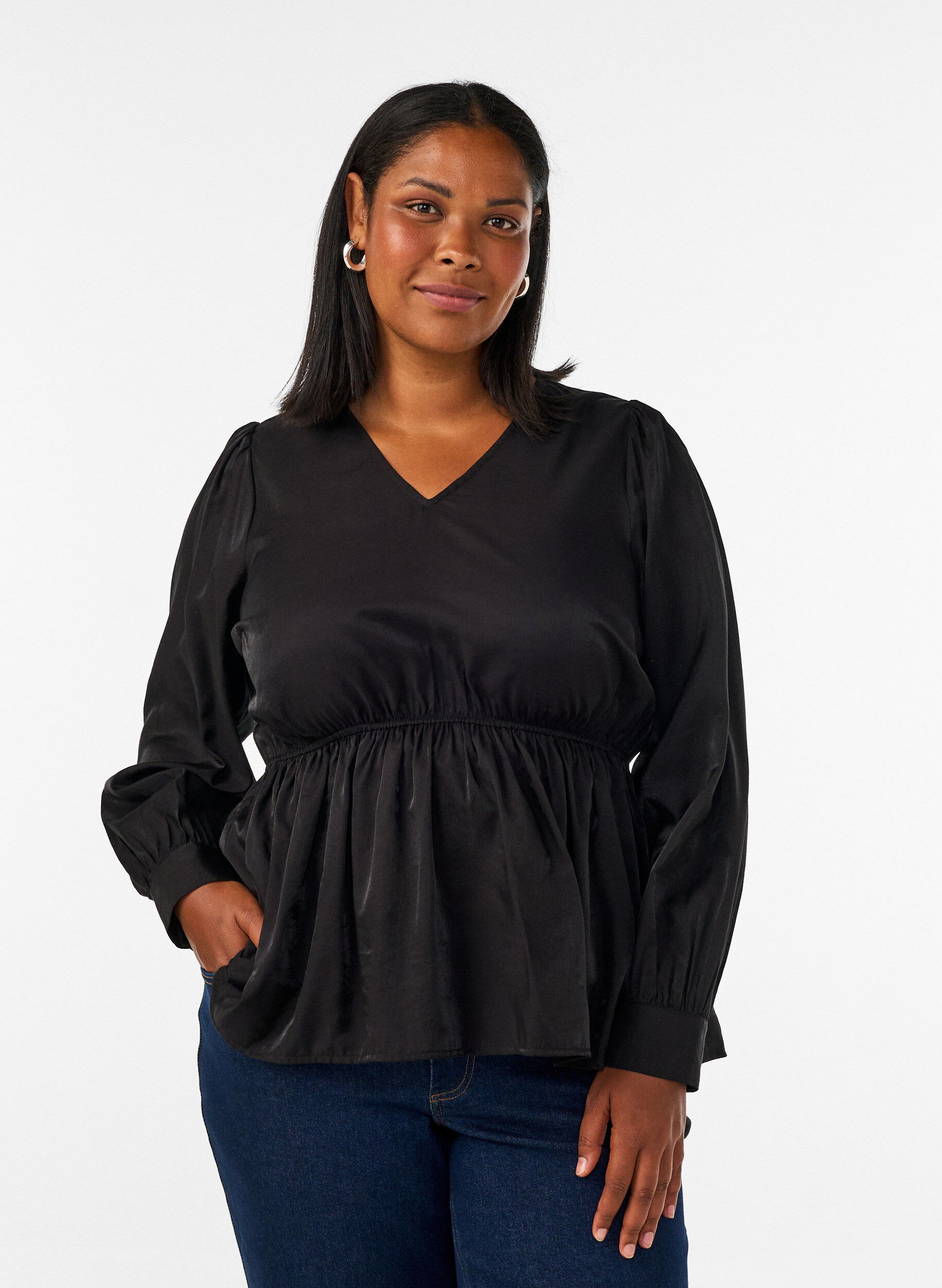 Skinnende viskosebluse med peplumeffekt, Svart, Model