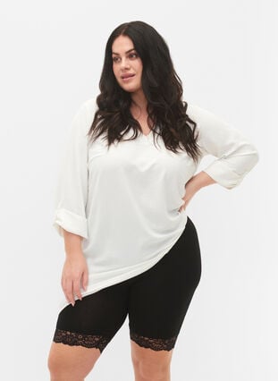 Zizzi Sykkelshorts med blondekant, Svart, Model image number 3