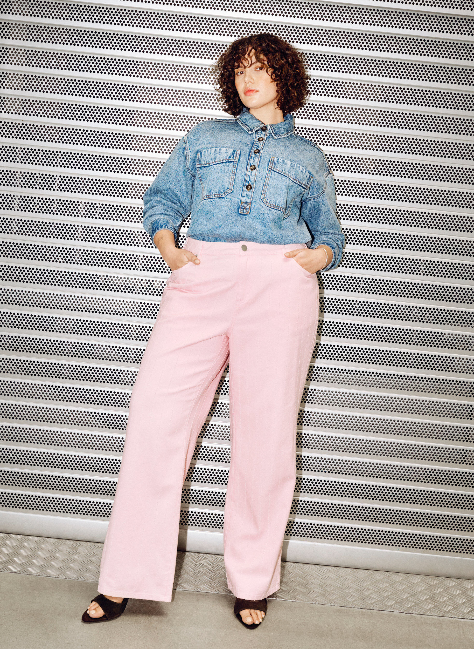 Zizzi Myra jeans i farget denim med wide fit og teksturert m&oslash;nster, Rosa, Image image number 0