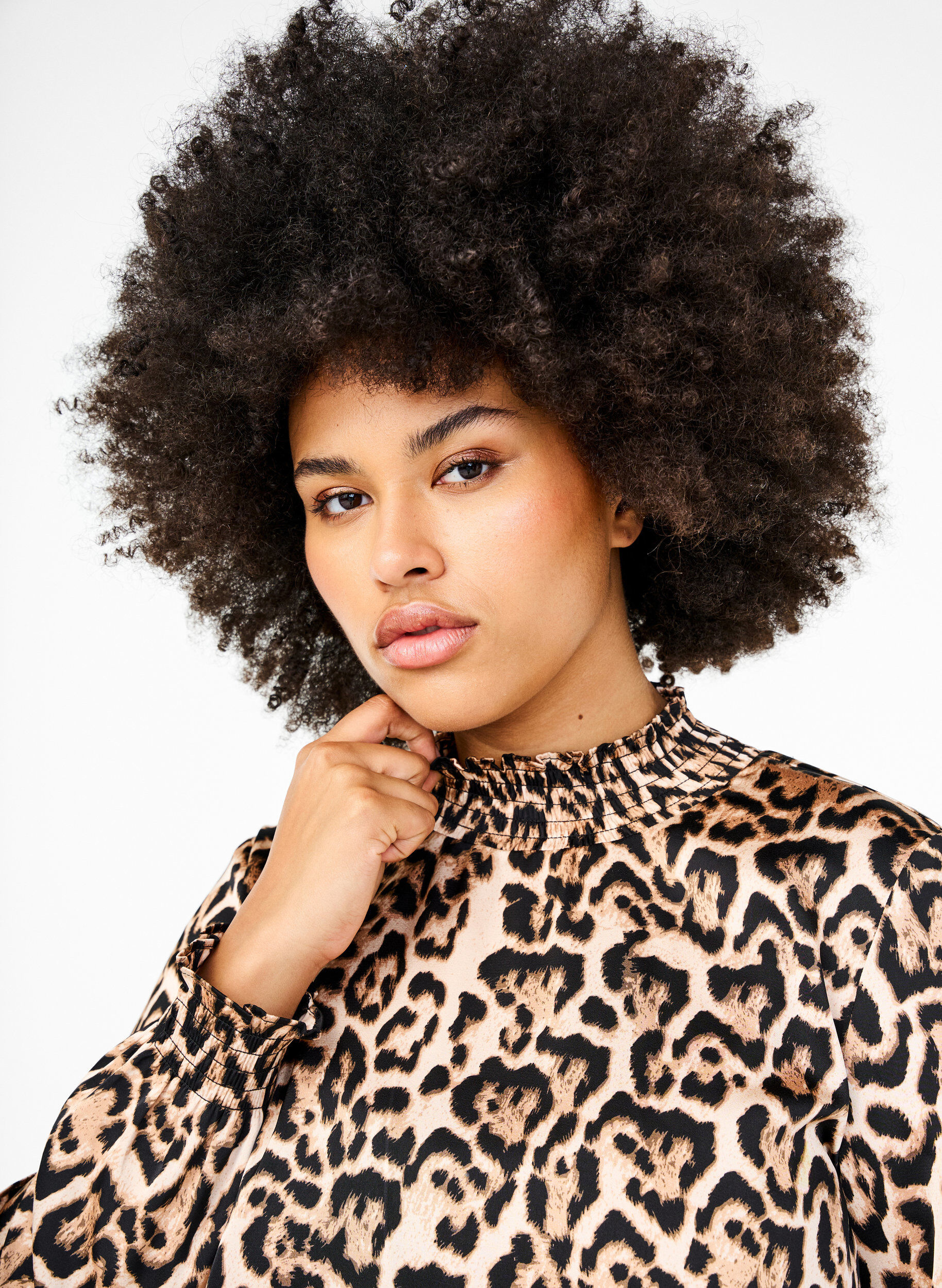 Zizzi Smocket bluse med leopardm&oslash;nster, Brun, Model image number 3