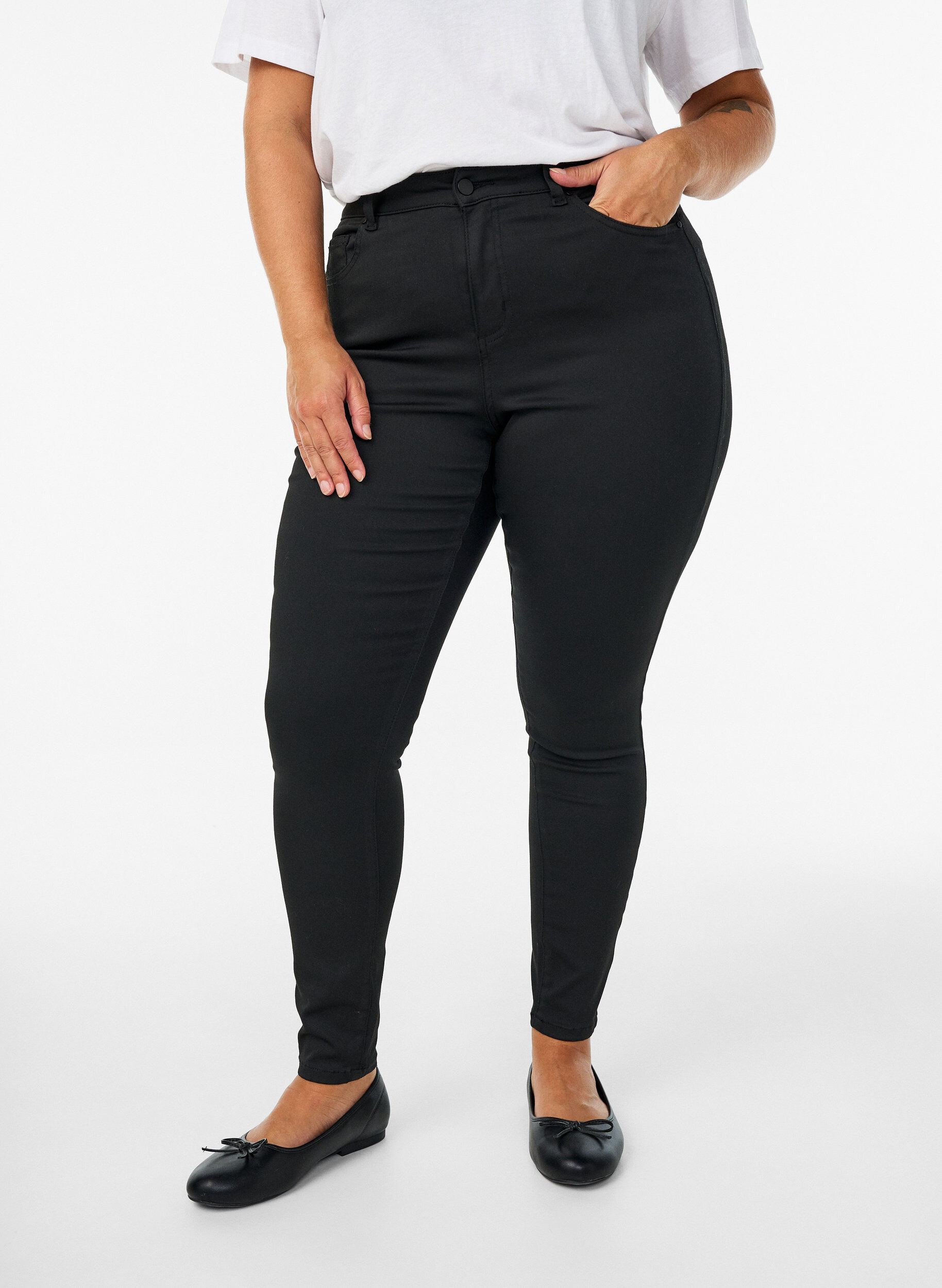 Zizzi Stay Black Amy jeans med h&oslash;y midje, Svart, Model image number 2