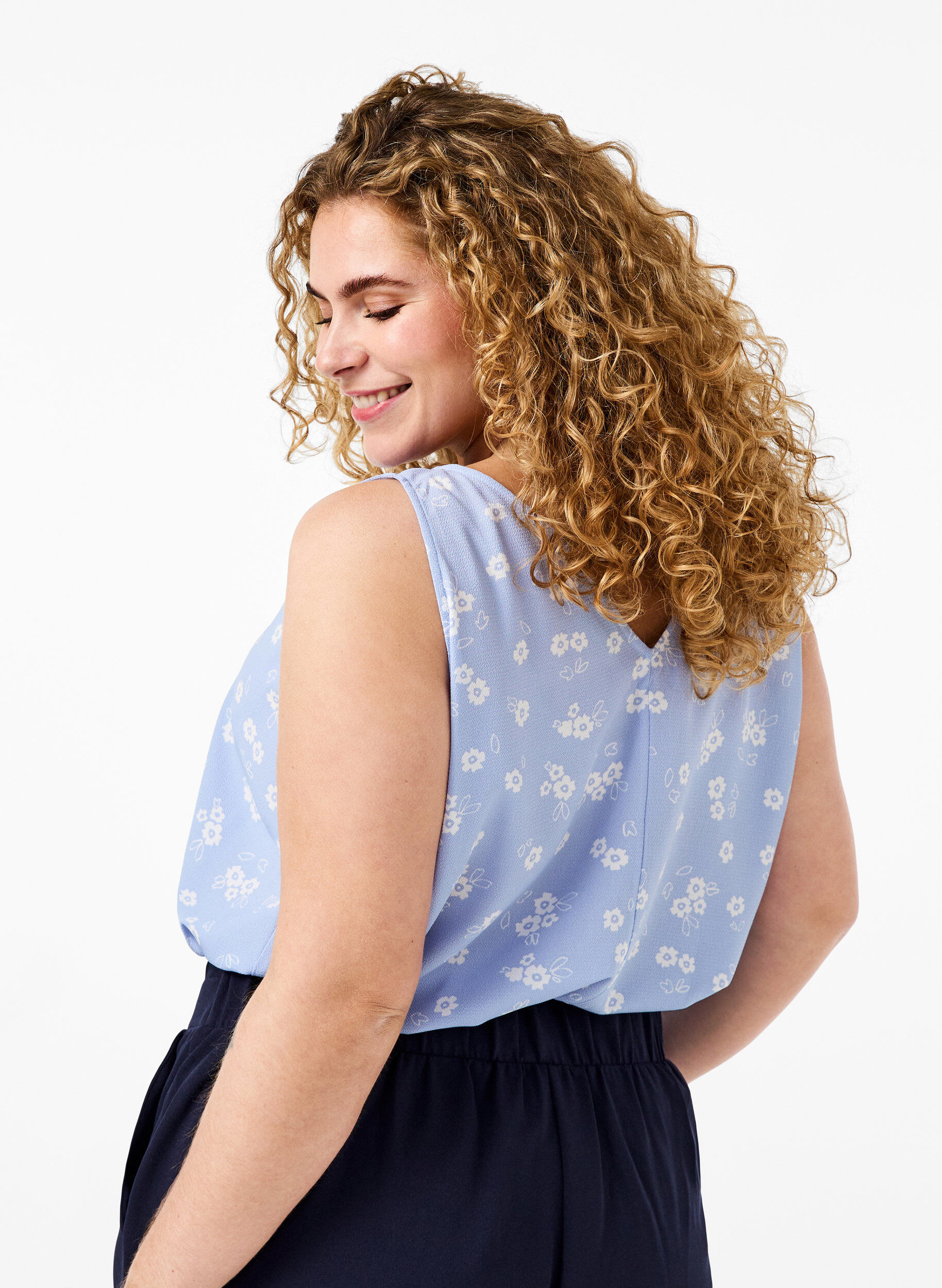 Zizzi Blomstret topp med V-hals, Serenity Flower AOP, Model image number 1
