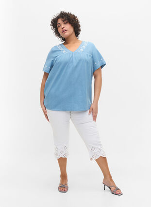 Kortermet bluse med broderi, Light blue denim, Model image number 2