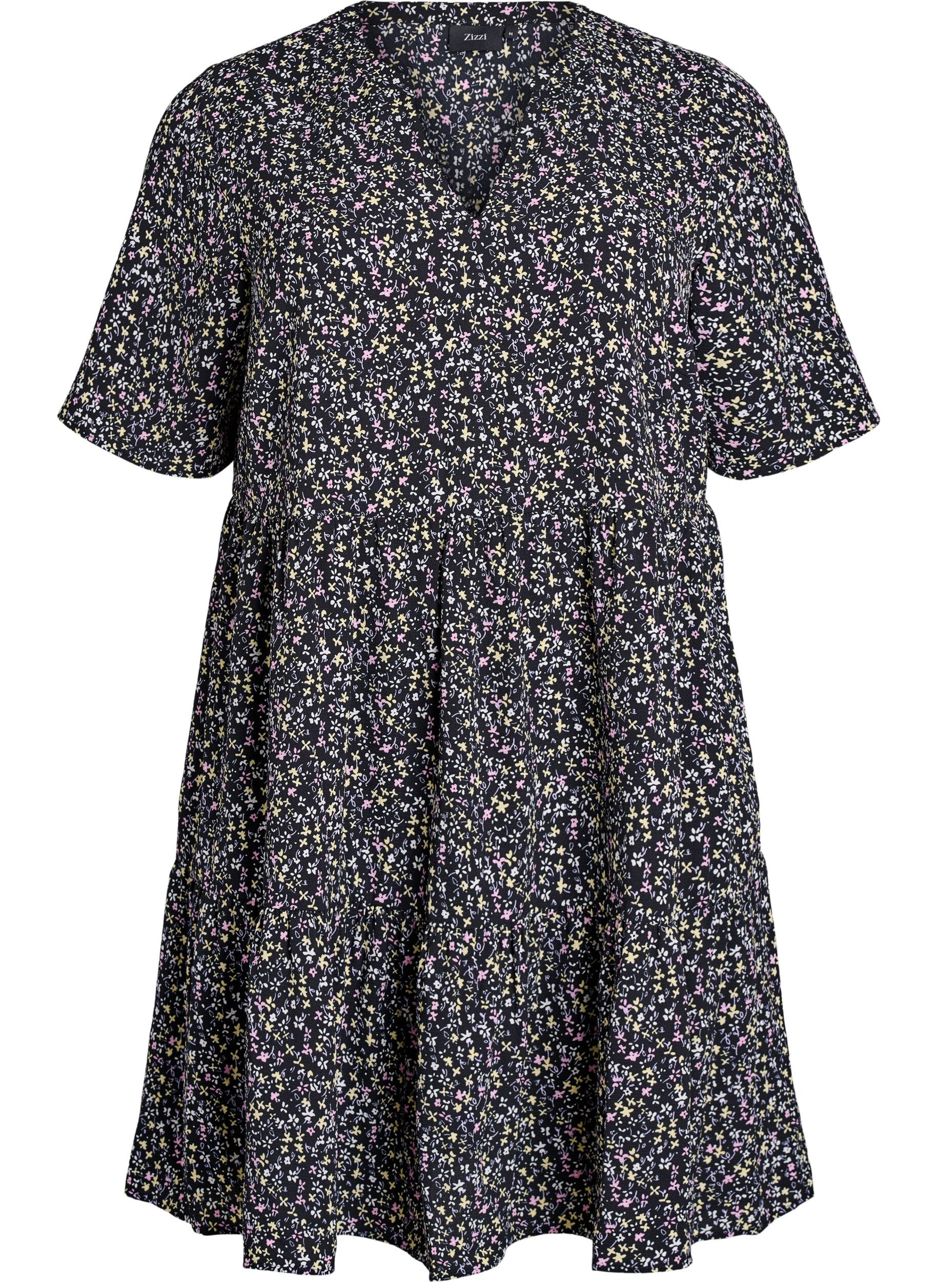 Kortermet kjole med A-linesk&aring;ret snitt og snittlinjer