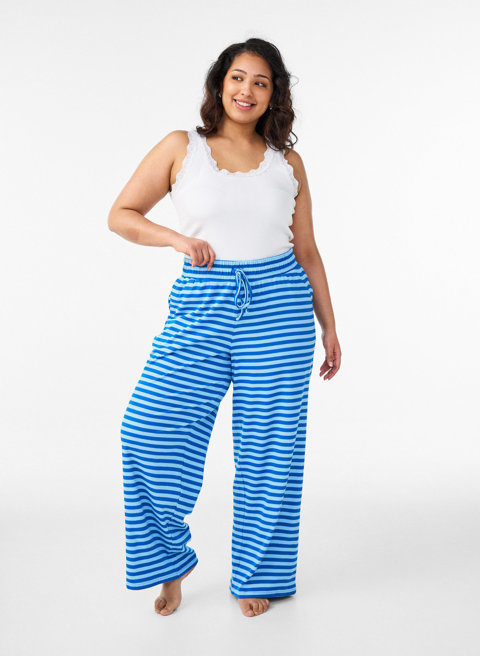 Stripete pyjamasbukser med h&oslash;y midje og vide ben, Bl&aring;, Model