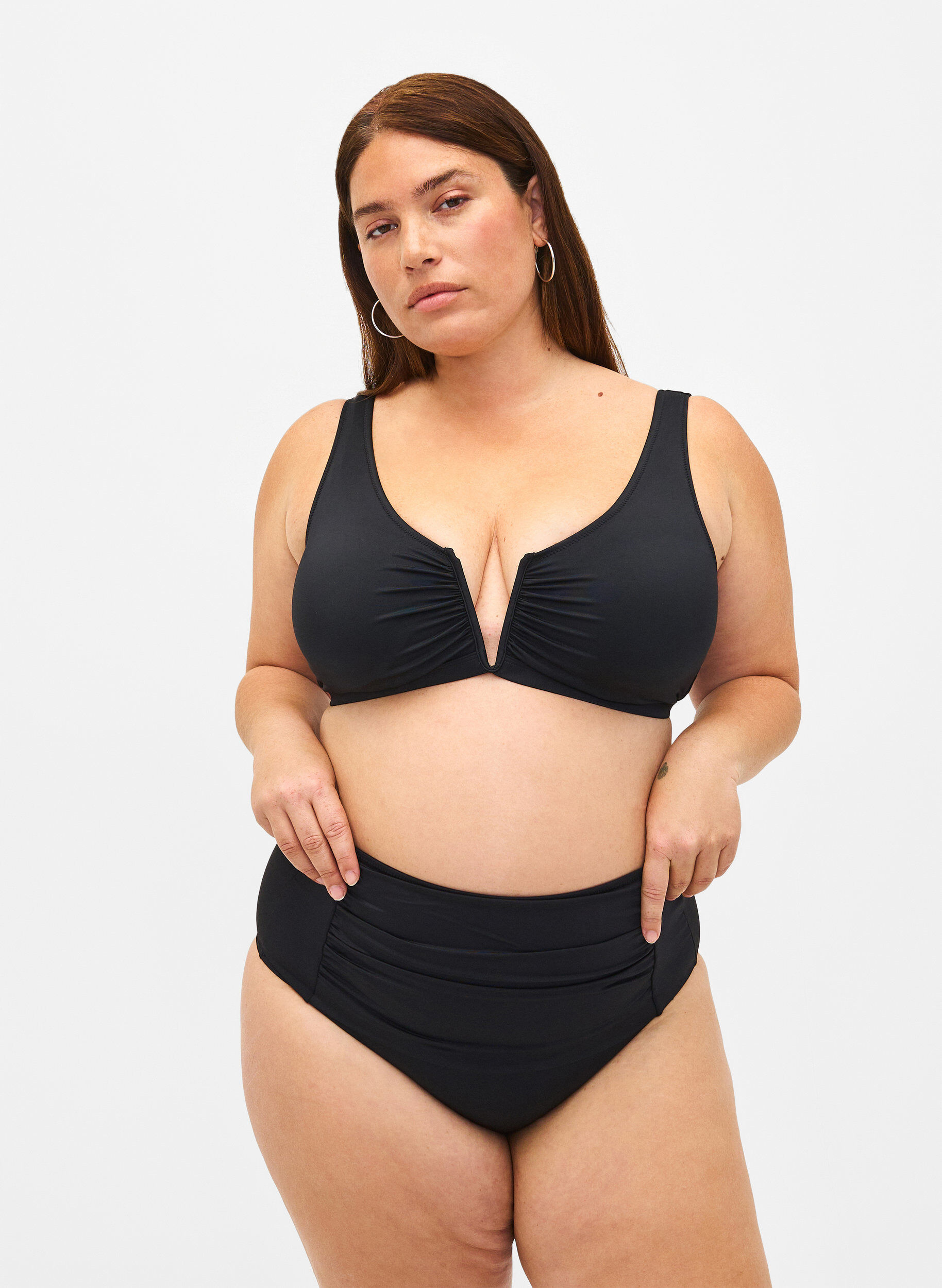 Zizzi Bikinioverdel med V-tr&aring;d og avtagbare innlegg, Svart, Model image number 1