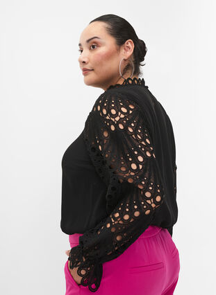 Bluse i viskose med crochet ermer, Black, Model image number 2