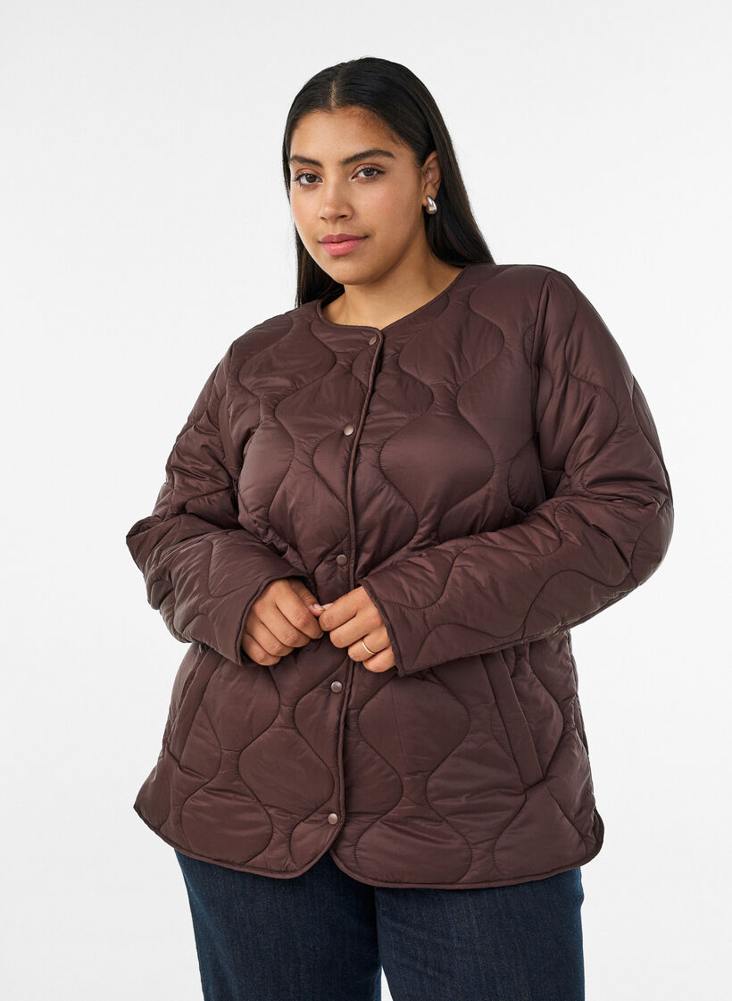 Quiltet jakke med trykknapper og rund hals, Brun, Model image number 0