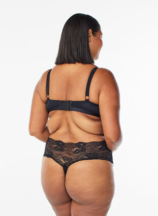 Zizzi G-streng med bred blondekant, 2 stk., Svart, Model image number 1