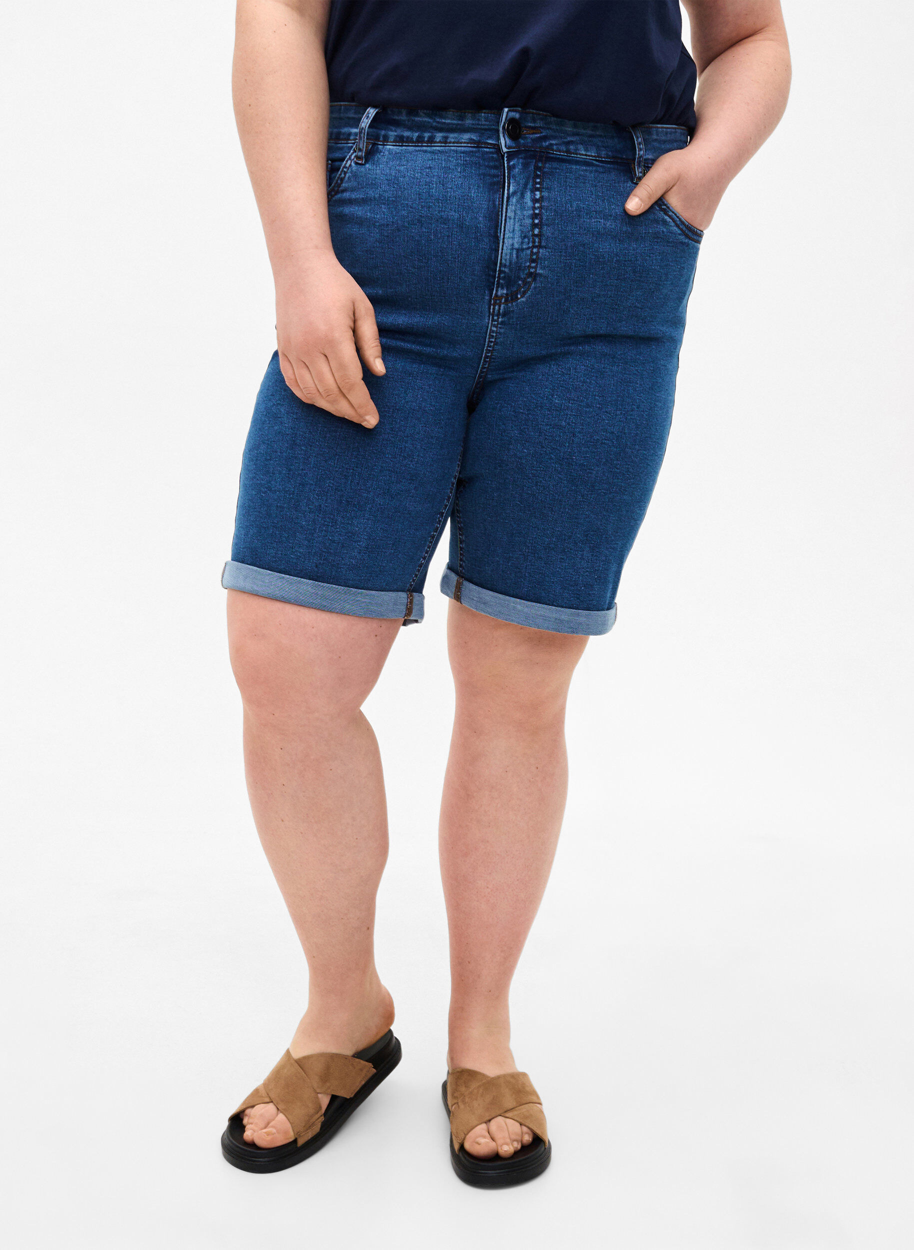 Zizzi Tettsittende dongerishorts med h&oslash;y midje, Blue Denim, Model image number 2