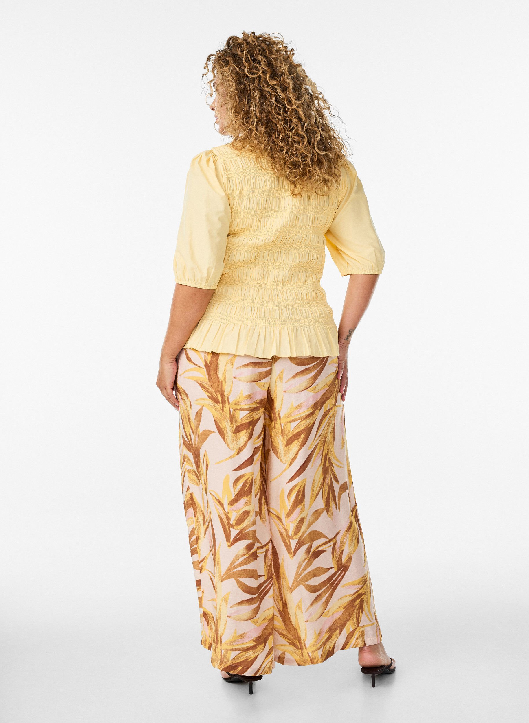 ZizziJeans med vide ben med bladtrykk og en h&oslash;y elastisk midje, Gul, Model image number 1