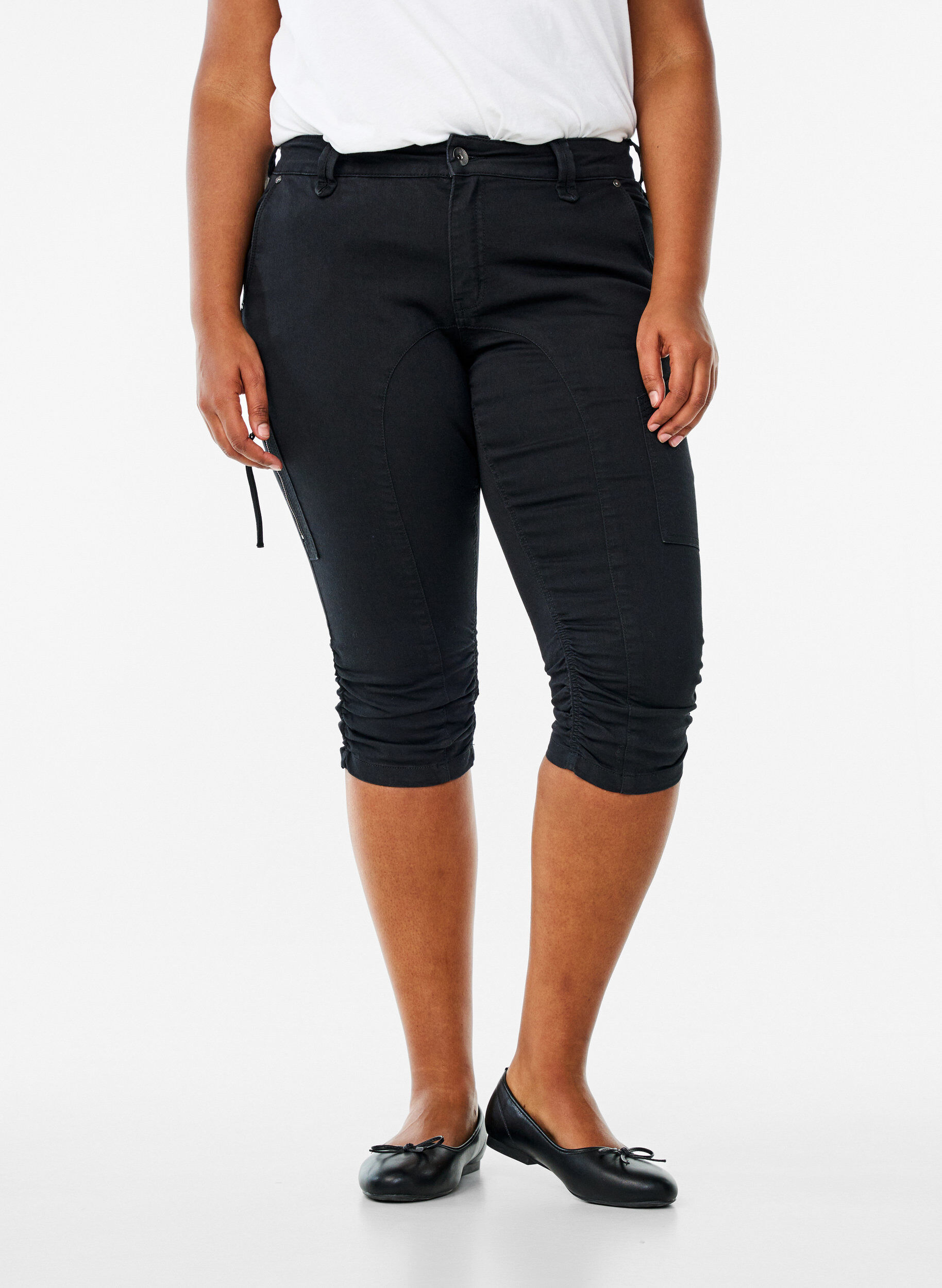 ZizziSlim-fit capri-jeans med lommer, Svart, Model image number 1